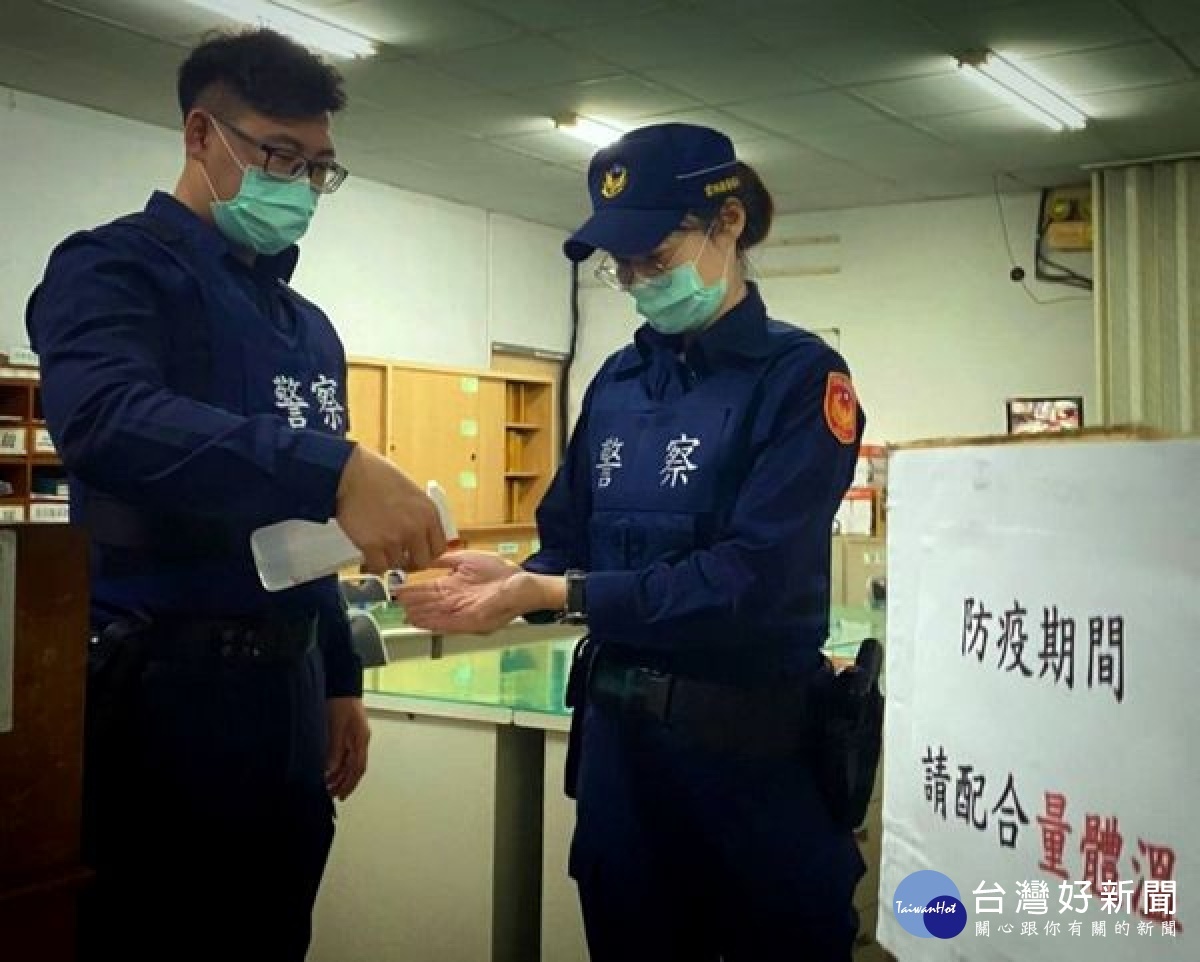 北港警分局落實防疫專案,持續辦理訪客實名制登記,出入需佩戴口罩及體溫量測、消毒,員警亦落實個人健康記錄,維護安心辦公環境。