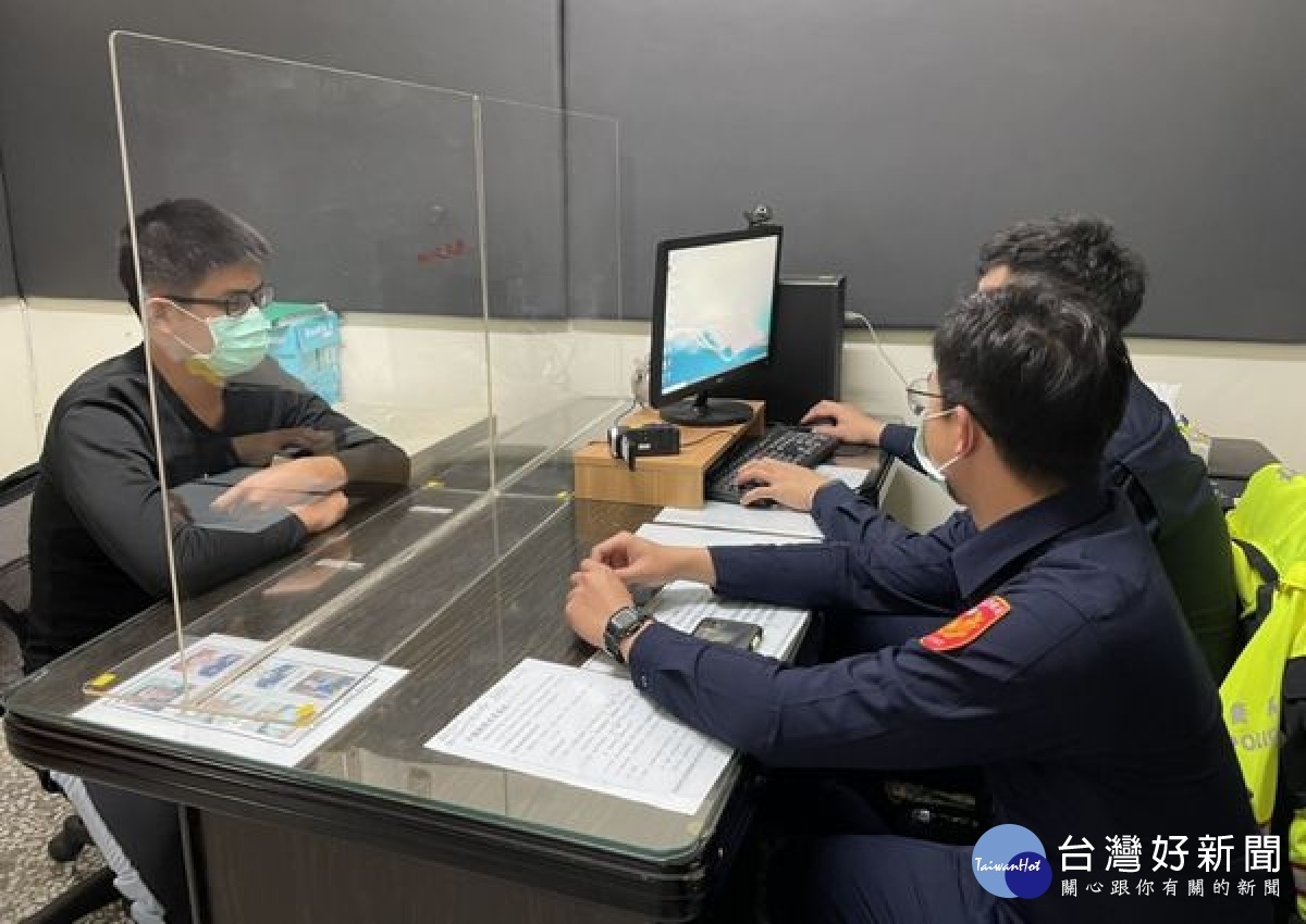 北港警分局落實防疫專案,持續辦理訪客實名制登記,出入需佩戴口罩及體溫量測、消毒,員警亦落實個人健康記錄,維護安心辦公環境。