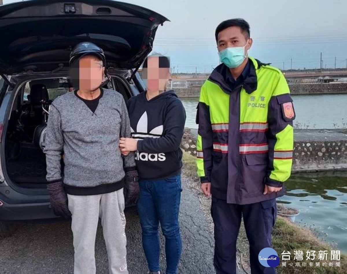 金湖所所長蔡瑞彬等人及時尋回迷途老翁,避免憾事發生,家屬感激萬分,警察局長朱宗泰頒贈暖心茶予以肯定。
