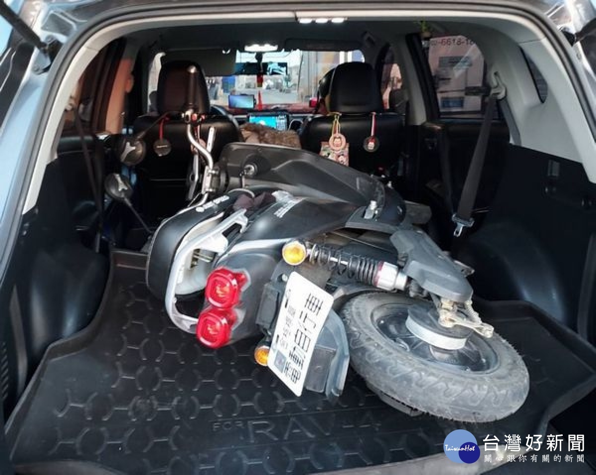 金湖所所長蔡瑞彬等人及時尋回迷途老翁,避免憾事發生,家屬感激萬分,警察局長朱宗泰頒贈暖心茶予以肯定。