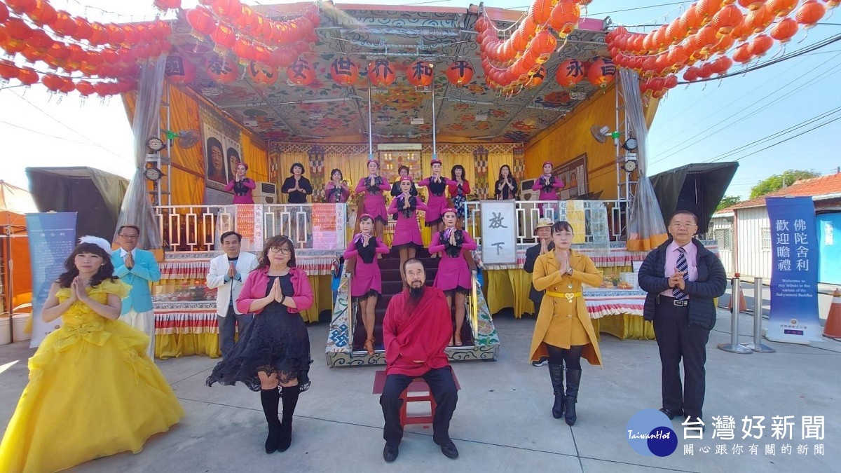世界佛教正心會行動佛殿121站台南北門，該會指導上師恆性嘉措仁波且與芊彤歌唱坊及學甲舞動青春舞蹈團合影