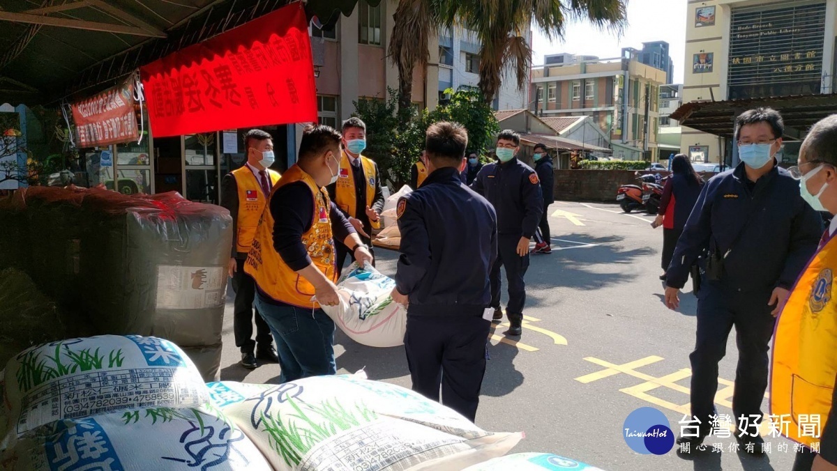 八德警分局及善心人士寒冬送暖,幫助弱勢家庭過好年