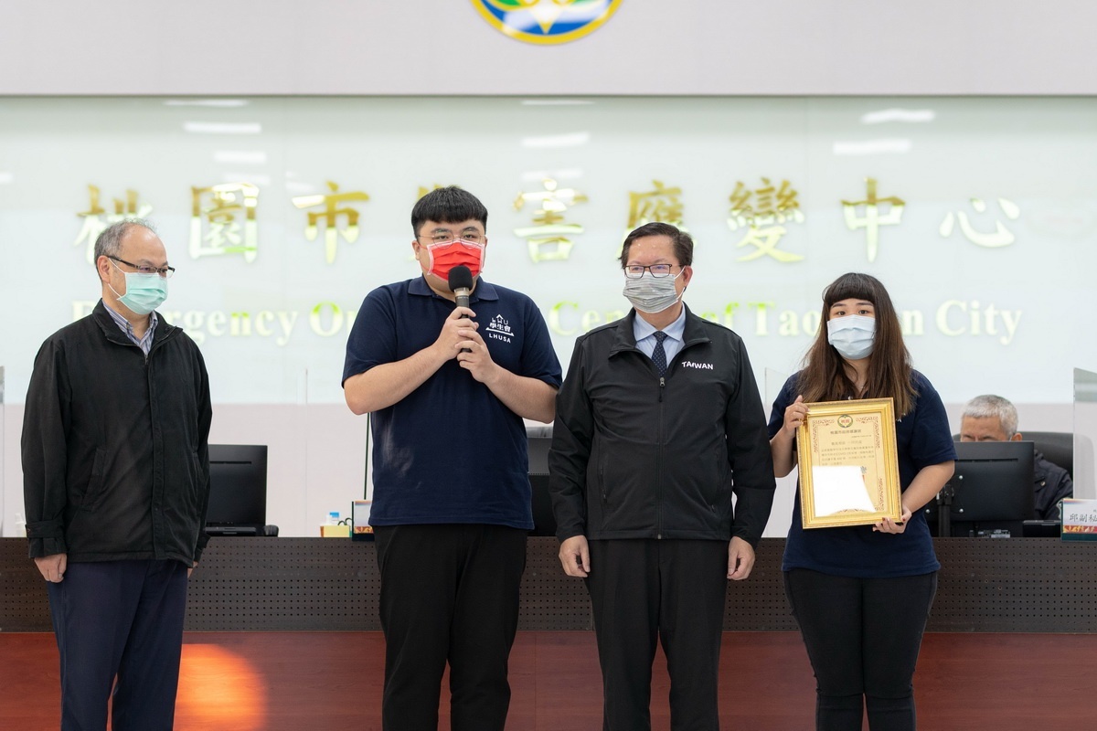 龍華科技大學學生會於防疫專案會議中捐贈護手霜400條。