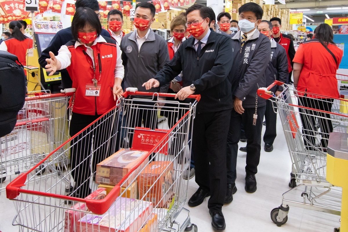 讓市民安心採買過好年，桃園市長鄭文燦前往大潤發平鎮店視察防疫措施及產品販售情形。