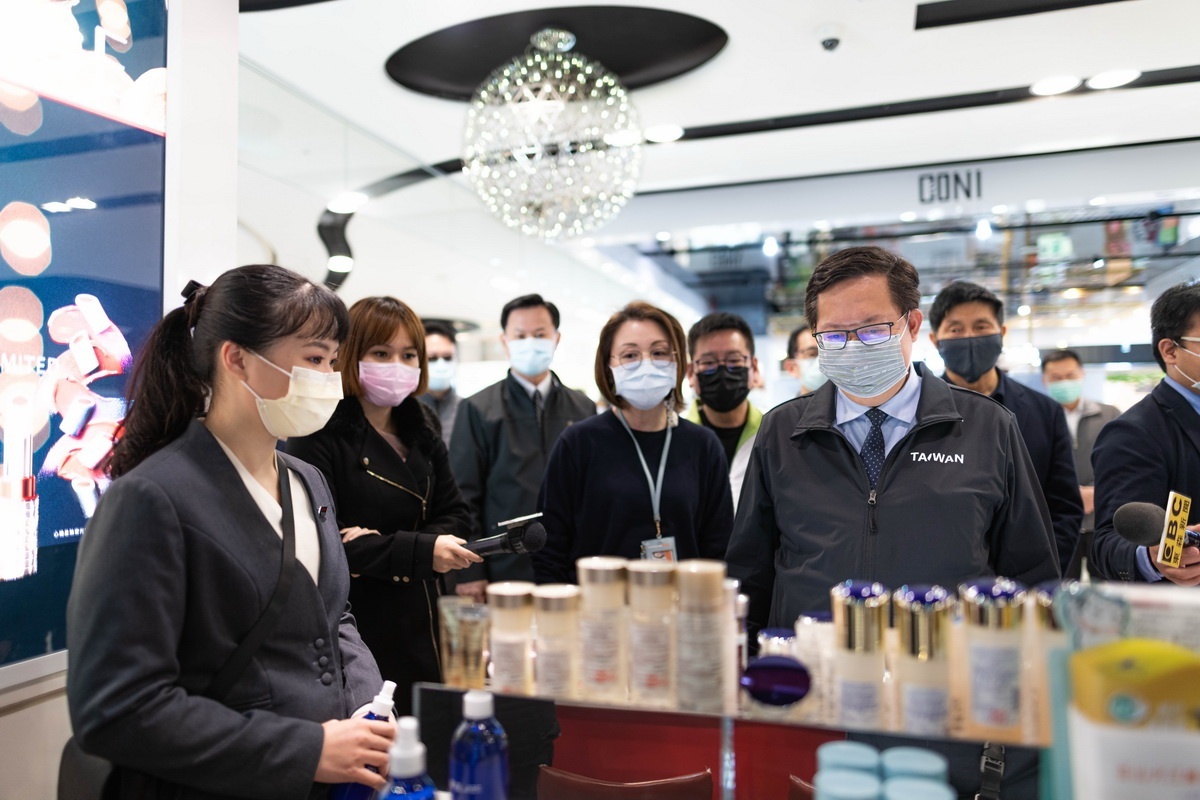 桃園市長鄭文燦前往大江購物中心視察各項防疫措施。