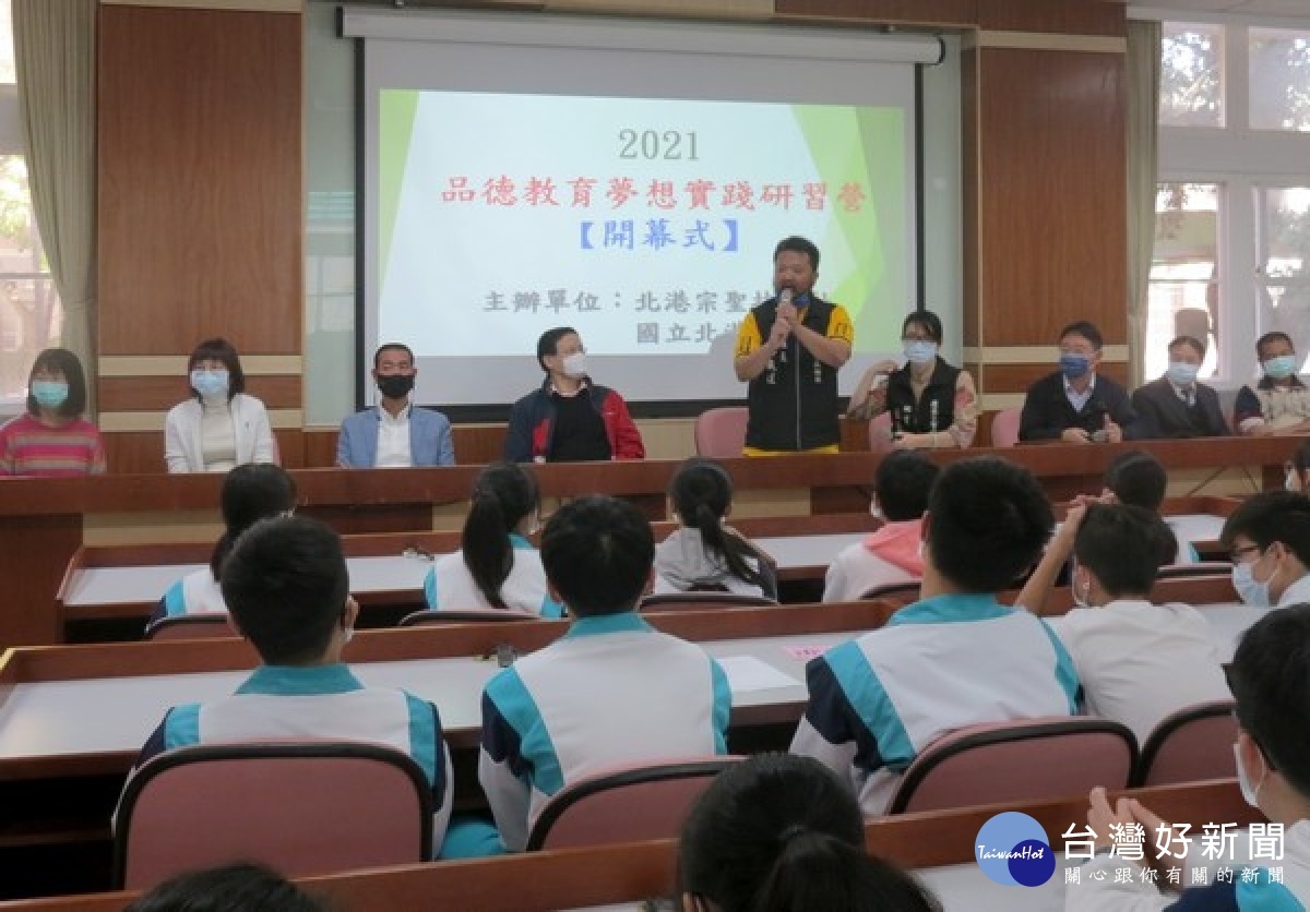 北港宗聖扶輪社為推展良善的道德觀念，邀請中正大學法律系王正嘉教授擔任講師，於北港高中、建國國中及揚子高中辦理「品德教育」活動。