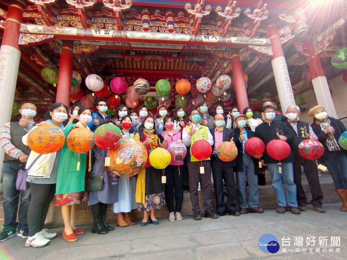 參與燈籠彩繪義賣的藝術家多為國內外知名藝術家及藝術團體成員，作品相當精彩可期。圖／記者鄧富珍攝