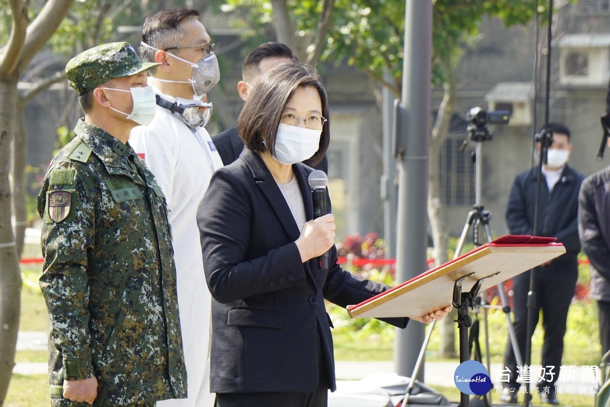 蔡英文總統慰問市府環保局消毒大隊及陸軍第六軍團33化學兵群。
