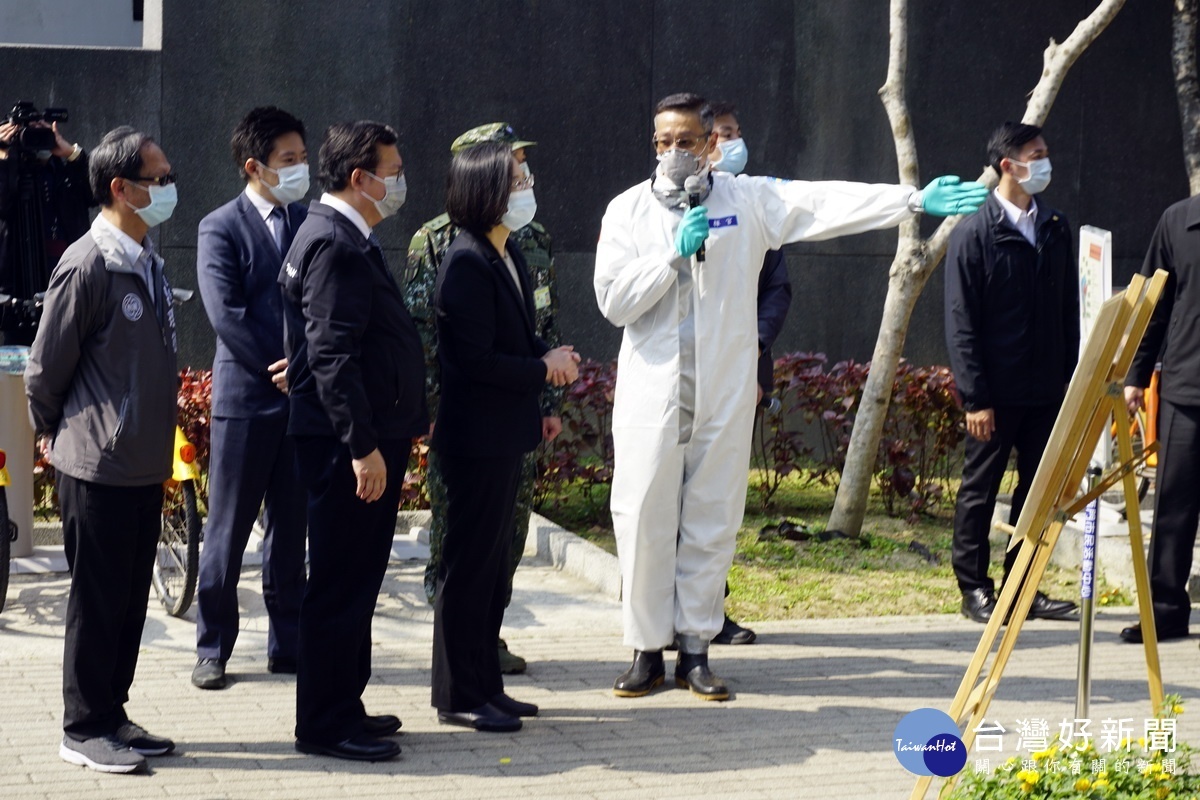 蔡英文總統聽取陸軍第六軍團33化學兵群指揮官龔龍峰上校簡報。