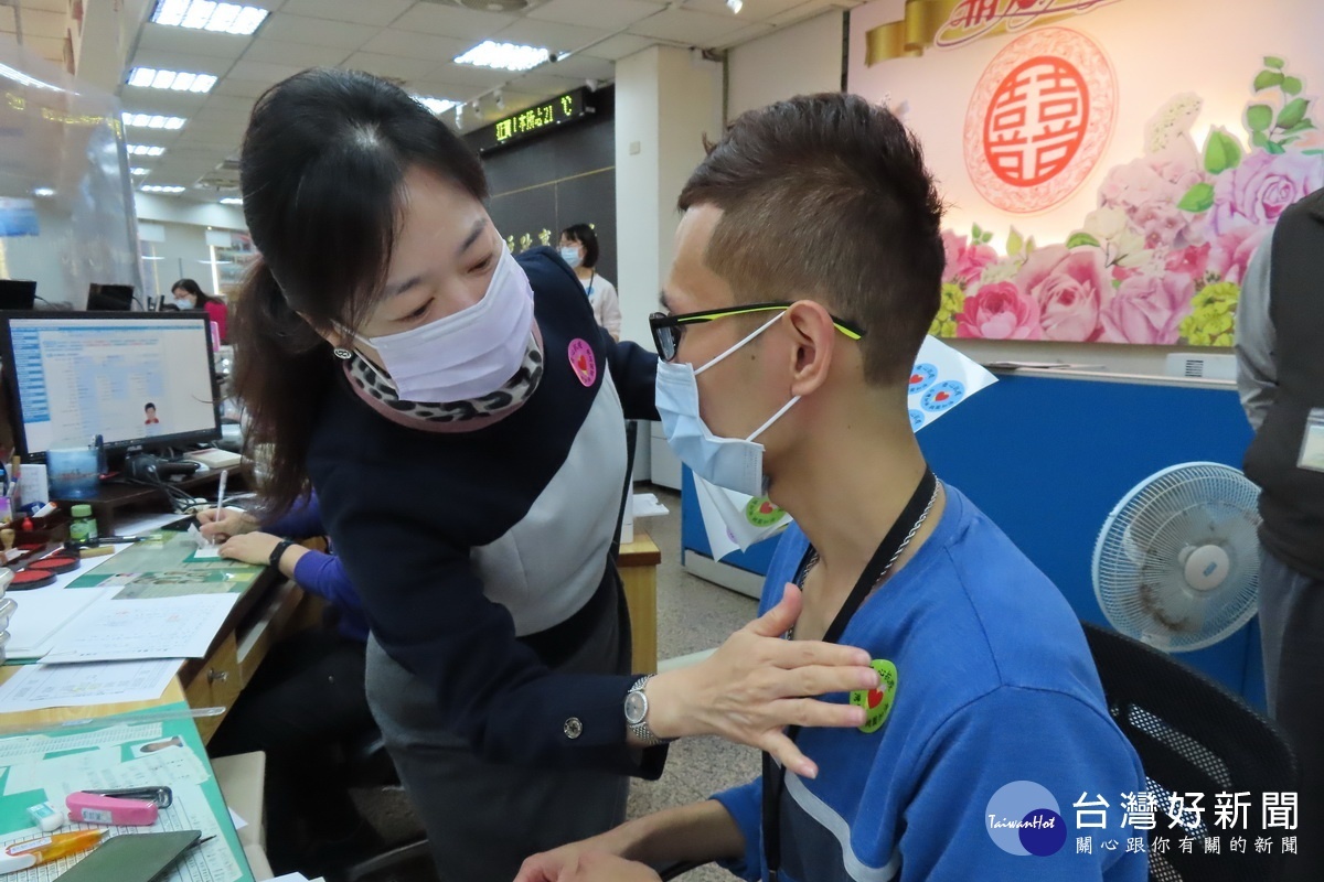 八德區戶政事務所主任王瓊慧貼心的為洽公民眾貼上小貼紙。