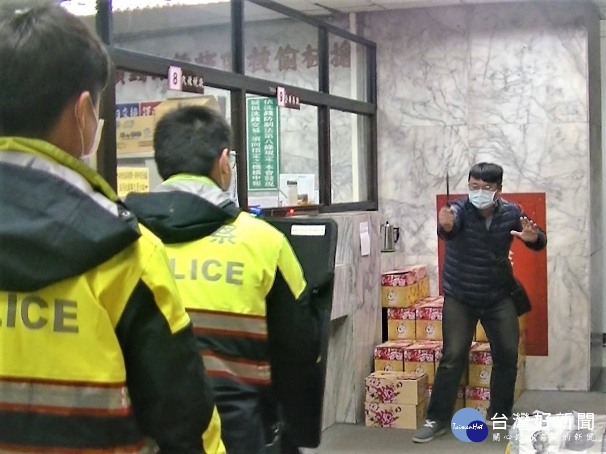 搶匪量體溫打劫農會,快打部隊迅速逮捕歹徒,有效宣導防搶效益。