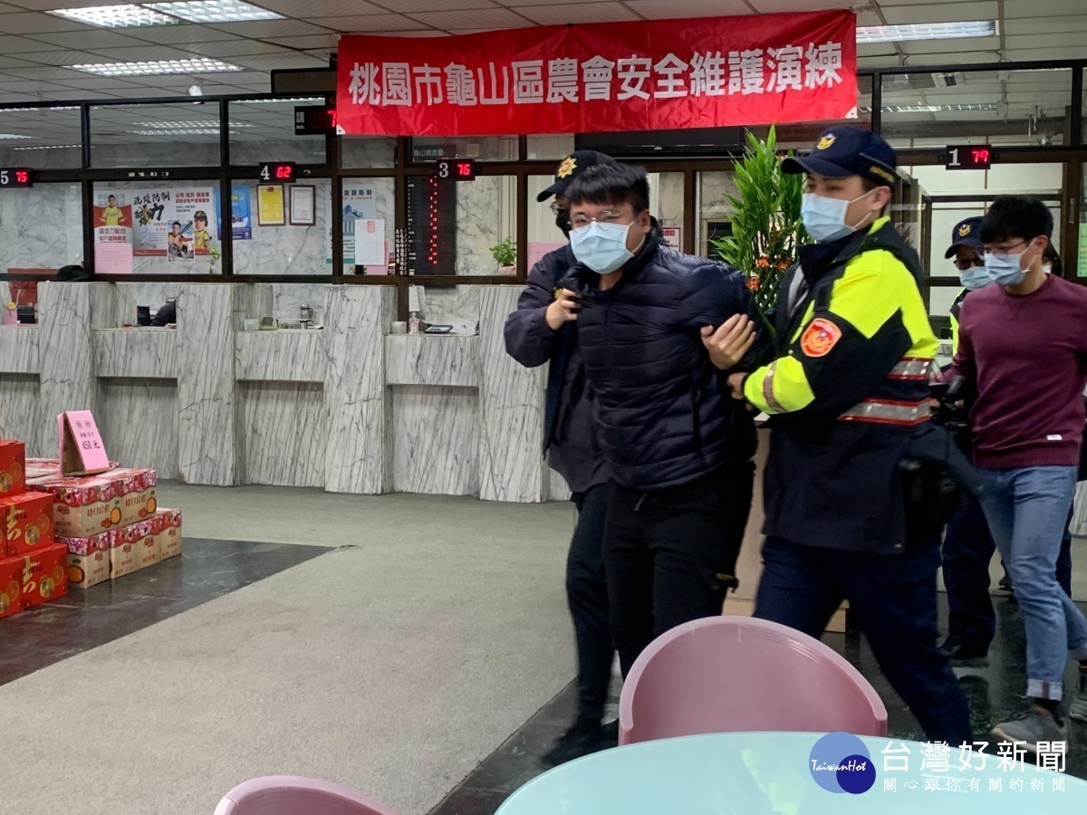 搶匪量體溫打劫農會,快打部隊迅速逮捕歹徒,有效宣導防搶效益。