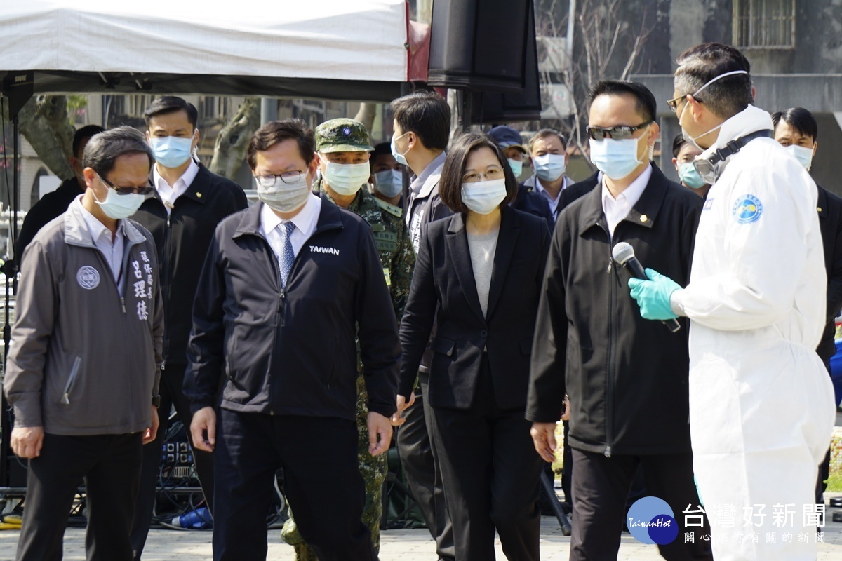 桃園市長鄭文燦陪同蔡英文總統慰勉「桃園市政府防疫消毒大隊及陸軍第六軍團三三化學兵群」。