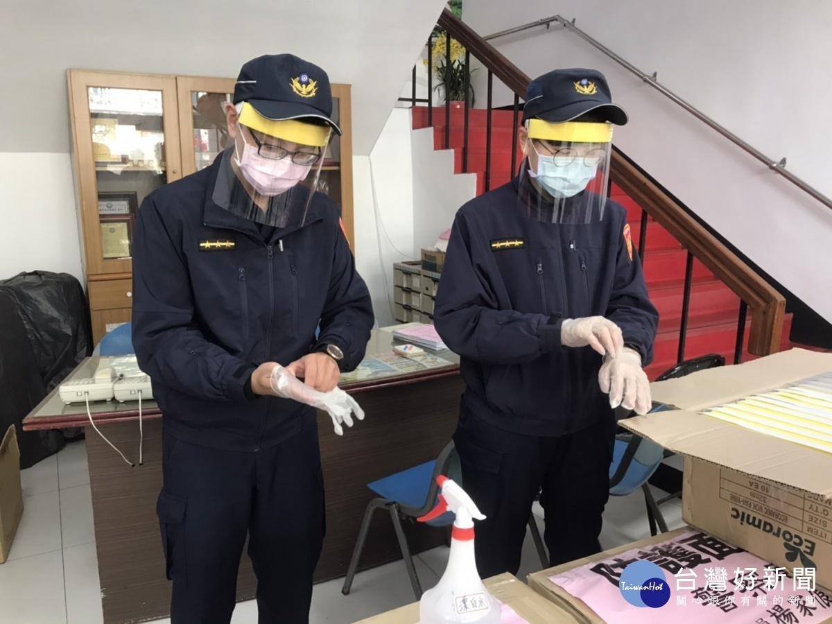 桃園市議員楊家俍為慰勉執勤員警辛勞,至平鎮警分局捐贈防疫物資