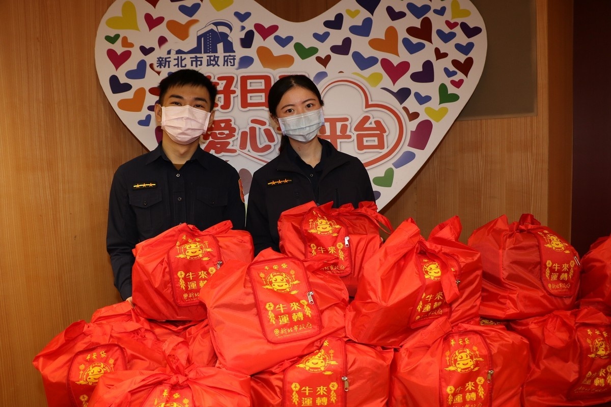 2千個平安袋分送到全市161個派出所和5個據點 供春節緊急應用