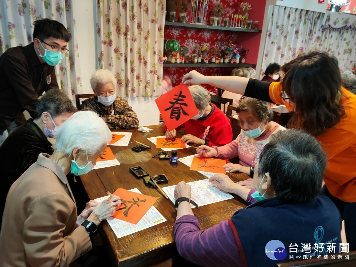 切膚之愛基金會附設魏愛倫學苑失智日照中心長輩寫春聯。圖／記者鄧富珍攝