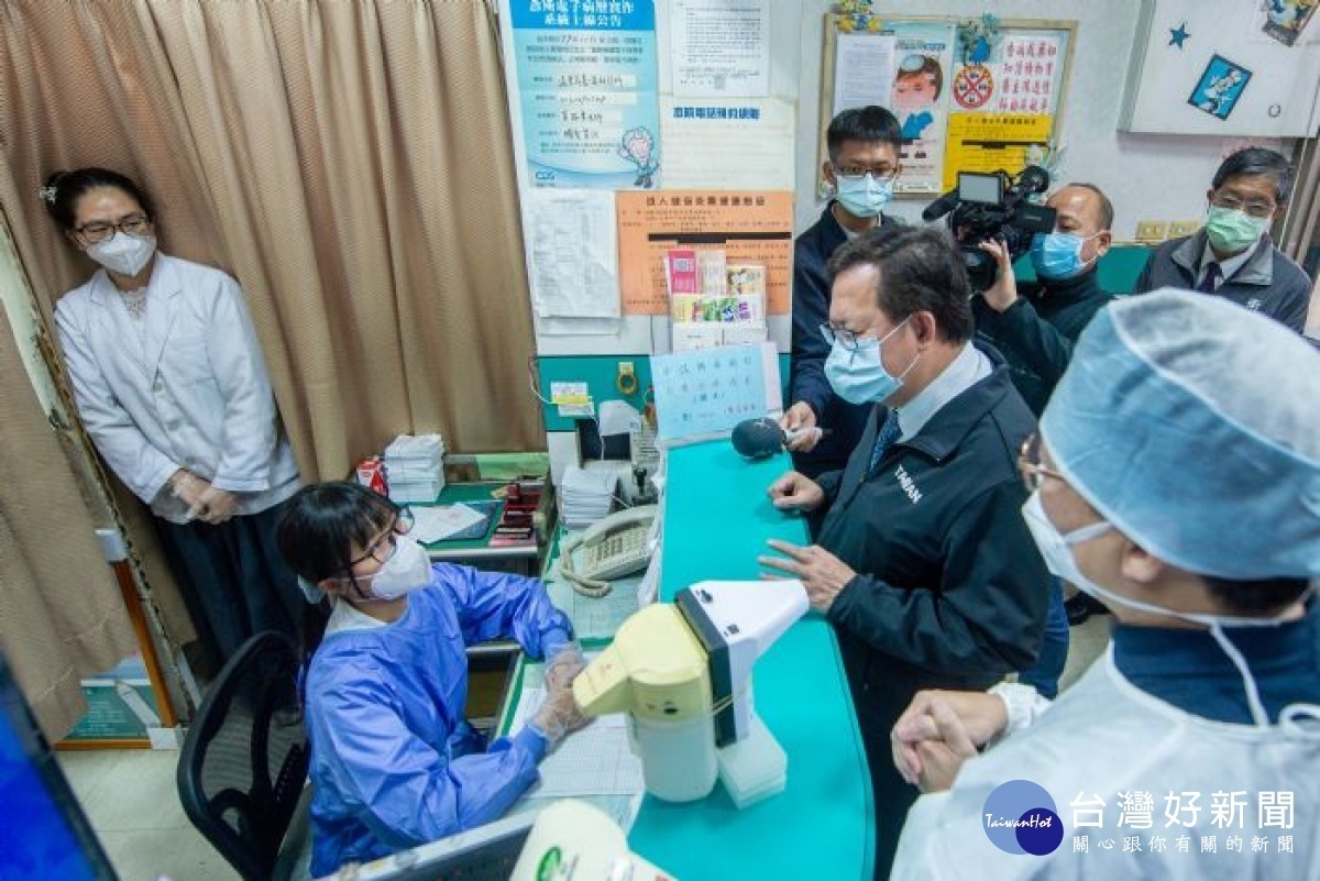 醫療院所可透過詢問病患的旅遊史、職業別、接觸史及是否群聚(TOCC),或經由部桃專案的健保卡雲端註記資訊來判斷、提高防護警覺,以確保第一線醫護人員的安全