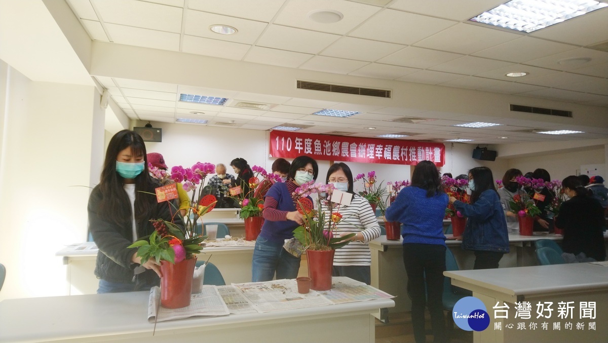魚池鄉親學習盆栽組合節慶花藝。〈記者/吳素珍攝〉