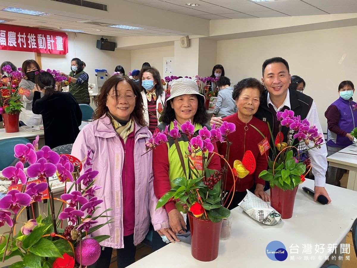 魚池鄉農會理事長劉啟行〈右1〉和學習花藝學員合影。〈記者吳素珍攝〉