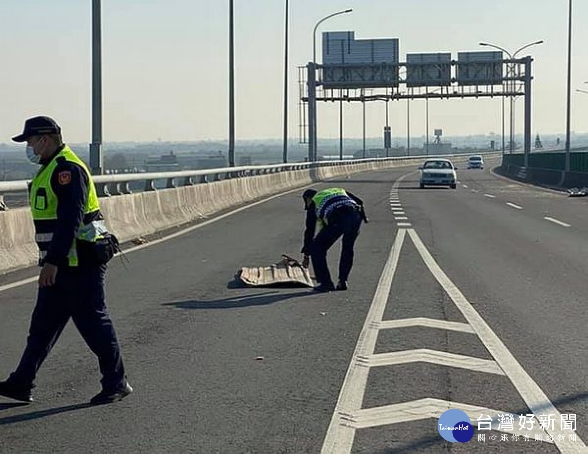 麥寮分駐所巡警獲報臺61快速道路有大量散落物，驅車於現場戒護維安，員警及時排除障礙，路過車輛紛紛按鳴喇叭表示感謝。