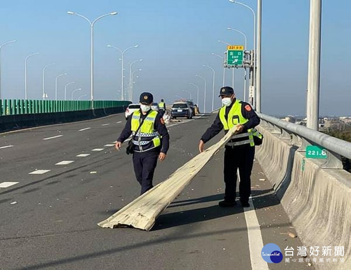 麥寮分駐所巡警獲報臺61快速道路有大量散落物，驅車於現場戒護維安，員警及時排除障礙，路過車輛紛紛按鳴喇叭表示感謝。