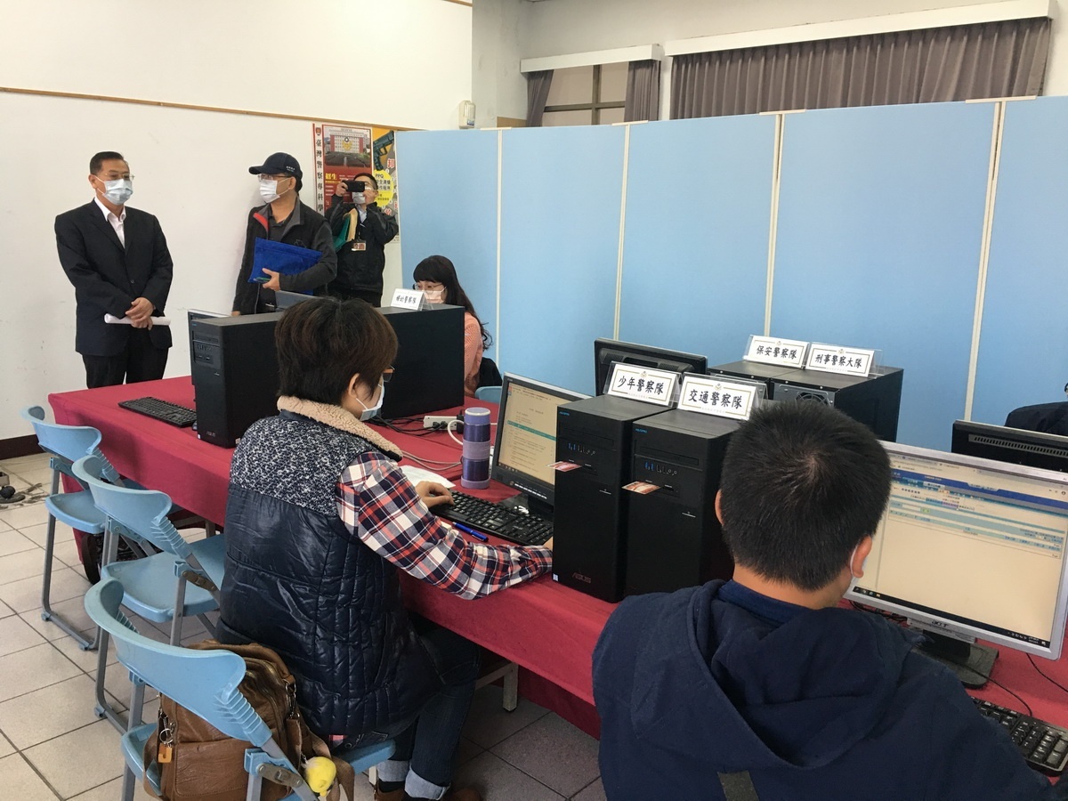 警察局長呂新財到場了解異地辦公情況。(記者扶小萍攝)