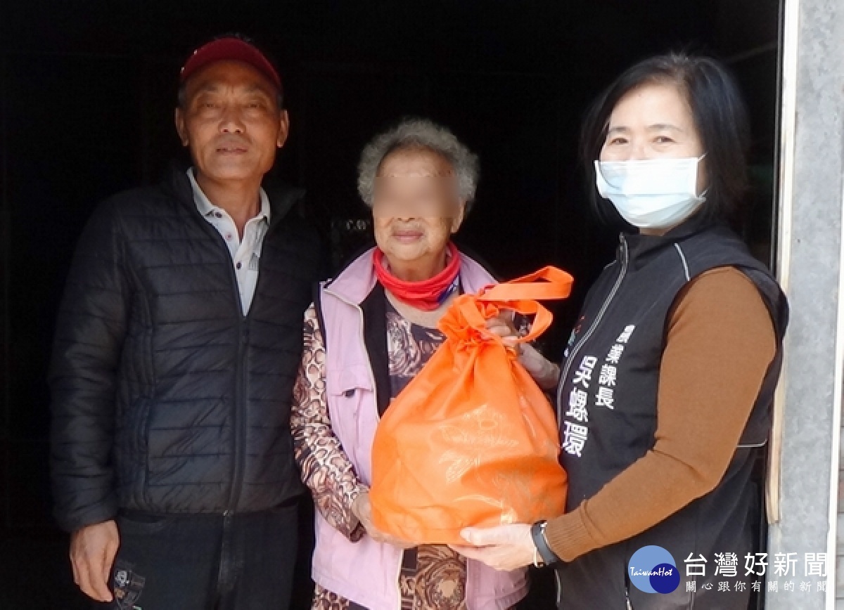 口湖鄉公所舉辦春節送年菜活動，邀請社區長輩試吃年菜，感受歡喜圍爐氣氛，鄉長林哲凌也帶隊到獨老家中發送年菜，表達關懷之意。