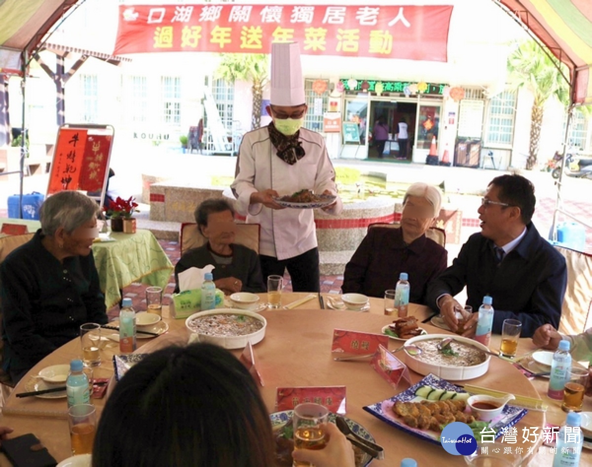 口湖鄉公所舉辦春節送年菜活動，邀請社區長輩試吃年菜，感受歡喜圍爐氣氛，鄉長林哲凌也帶隊到獨老家中發送年菜，表達關懷之意。