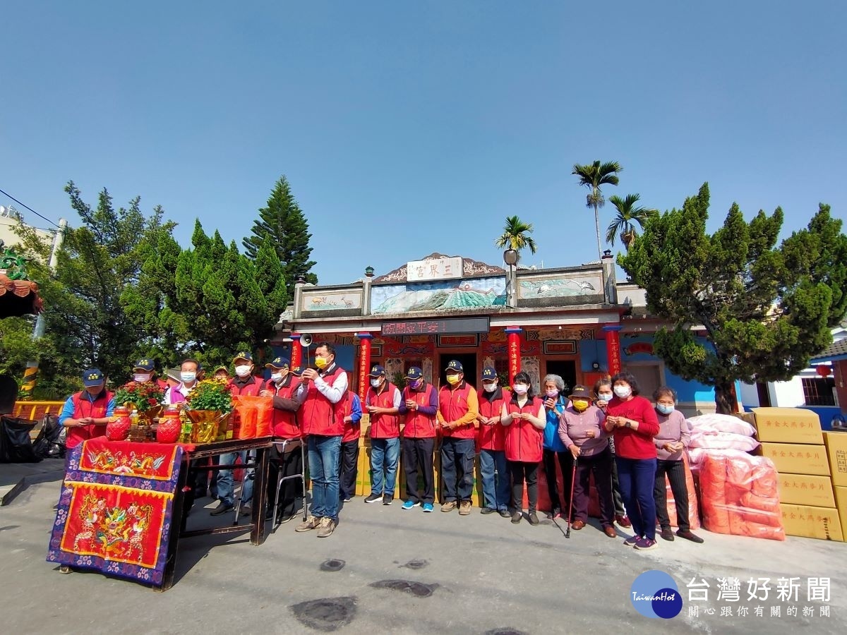 120份民生物資、今天舉行祈福儀式，祈求三官大帝加持、慈悲護佑。圖／記者鄧富珍攝