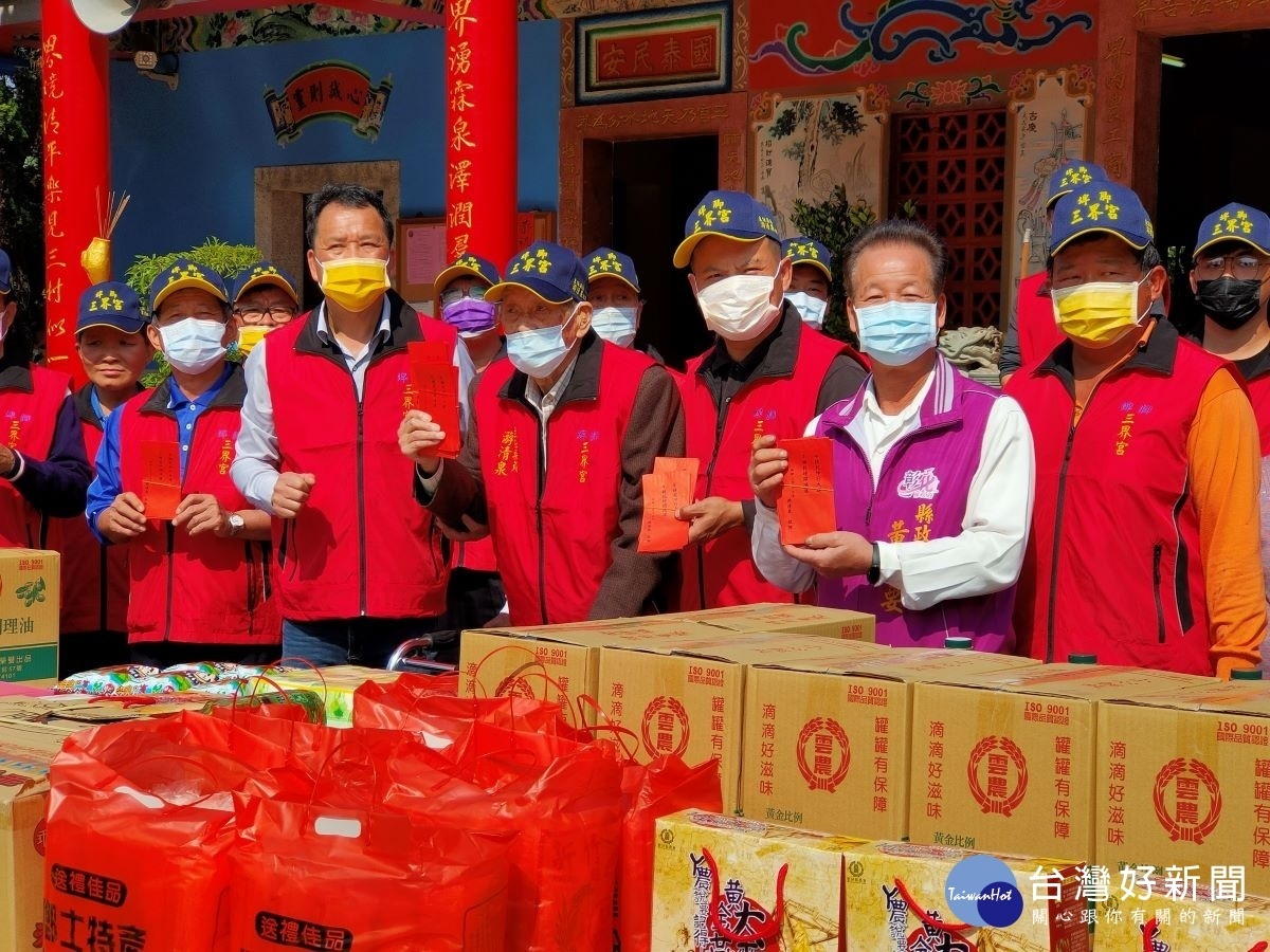 廟方主委游清泉老先生助人為樂的精神，準備120份民生物資（每份價值2千元的物資）、紅包，寒冬送暖。圖／記者鄧富珍攝