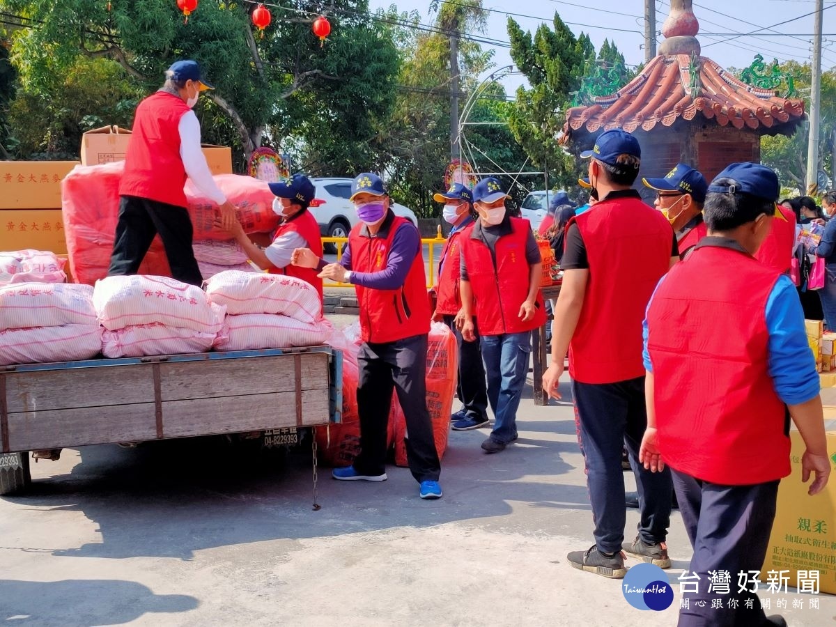 祈福儀式後，分別將物資發送到埔心鄉埤霞、埤腳、湳底村、大村鄉新興、大崙、加錫村等六個村的低收家庭。圖／記者鄧富珍攝