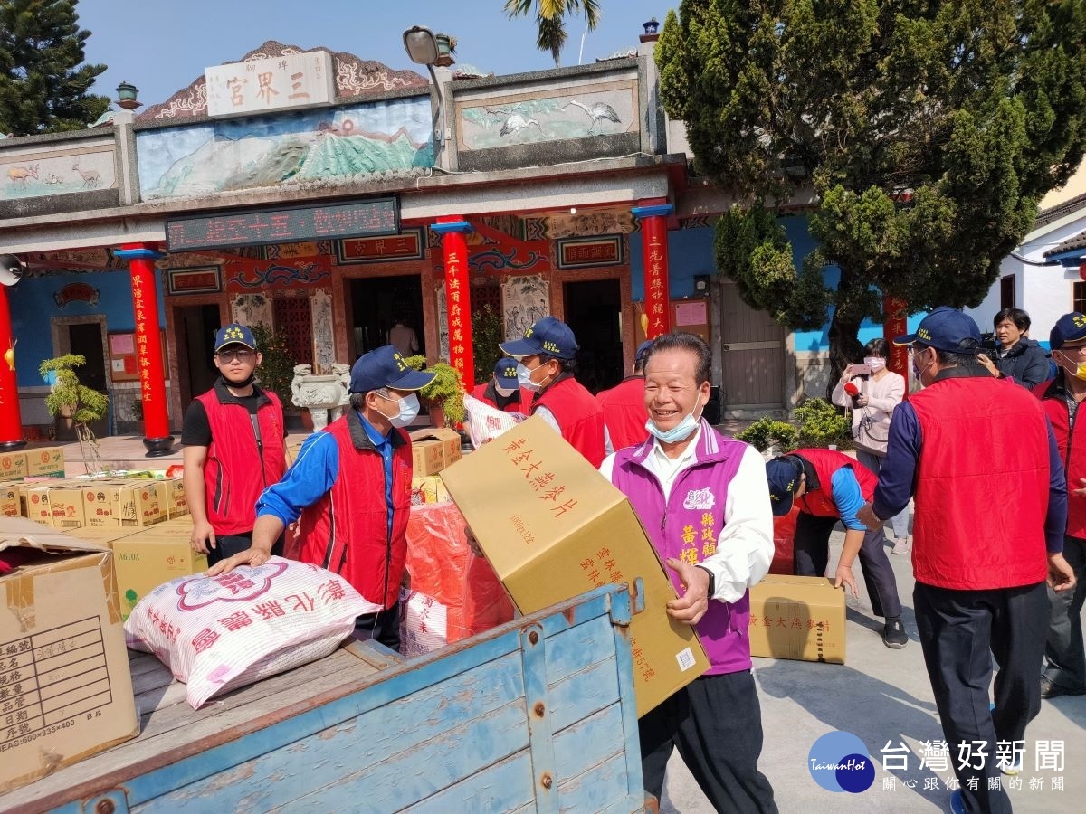 祈福儀式後物資發送到埔心鄉埤霞、埤腳、湳底村、大村鄉新興、大崙、加錫村等六個村的低收家庭家。圖／記者鄧富珍攝