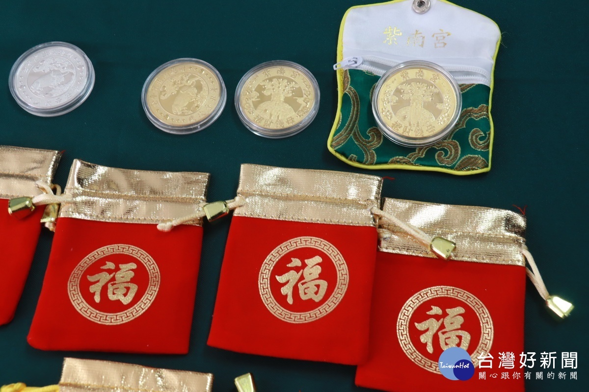仿錢母僅以紅袋包裝右上為真錢母。(記者扶小萍攝)