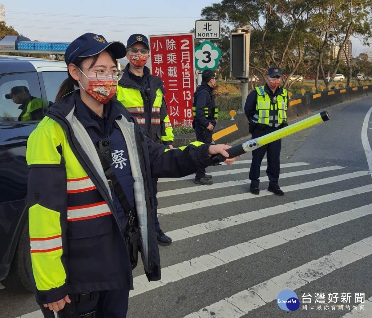 大溪警戴客製化口罩,宣導高乘載措施
