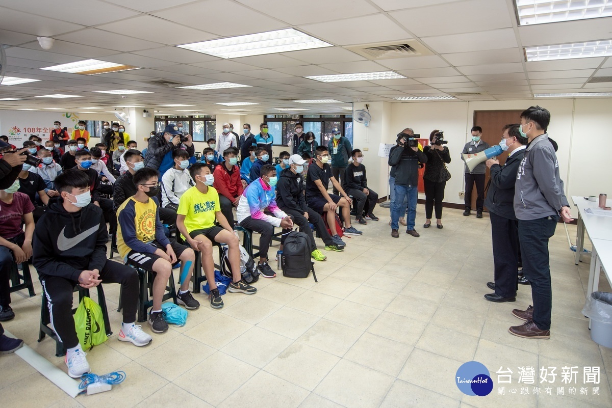 桃園市長鄭文燦視察110年中小學聯合運動會防疫工作情形,鼓勵選手們締造佳績。