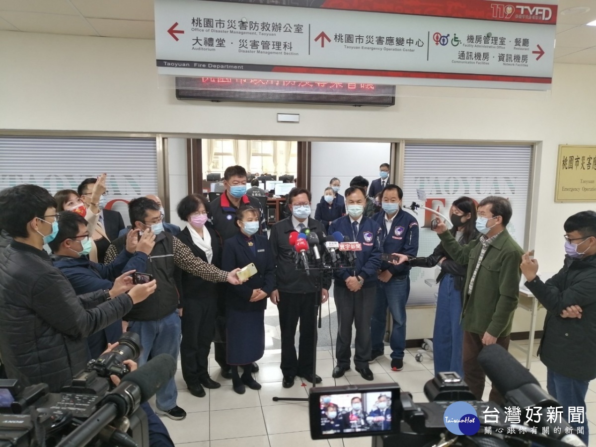 慈濟贈送物資 桃警獲防護面罩市府獲防護手套與祝福包