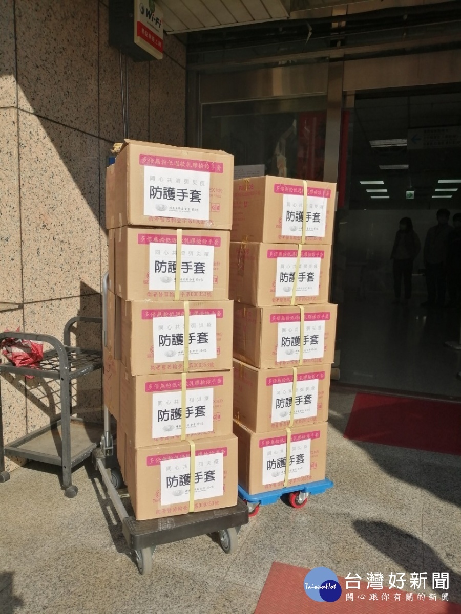 慈濟贈送物資 桃警獲防護面罩市府獲防護手套與祝福包