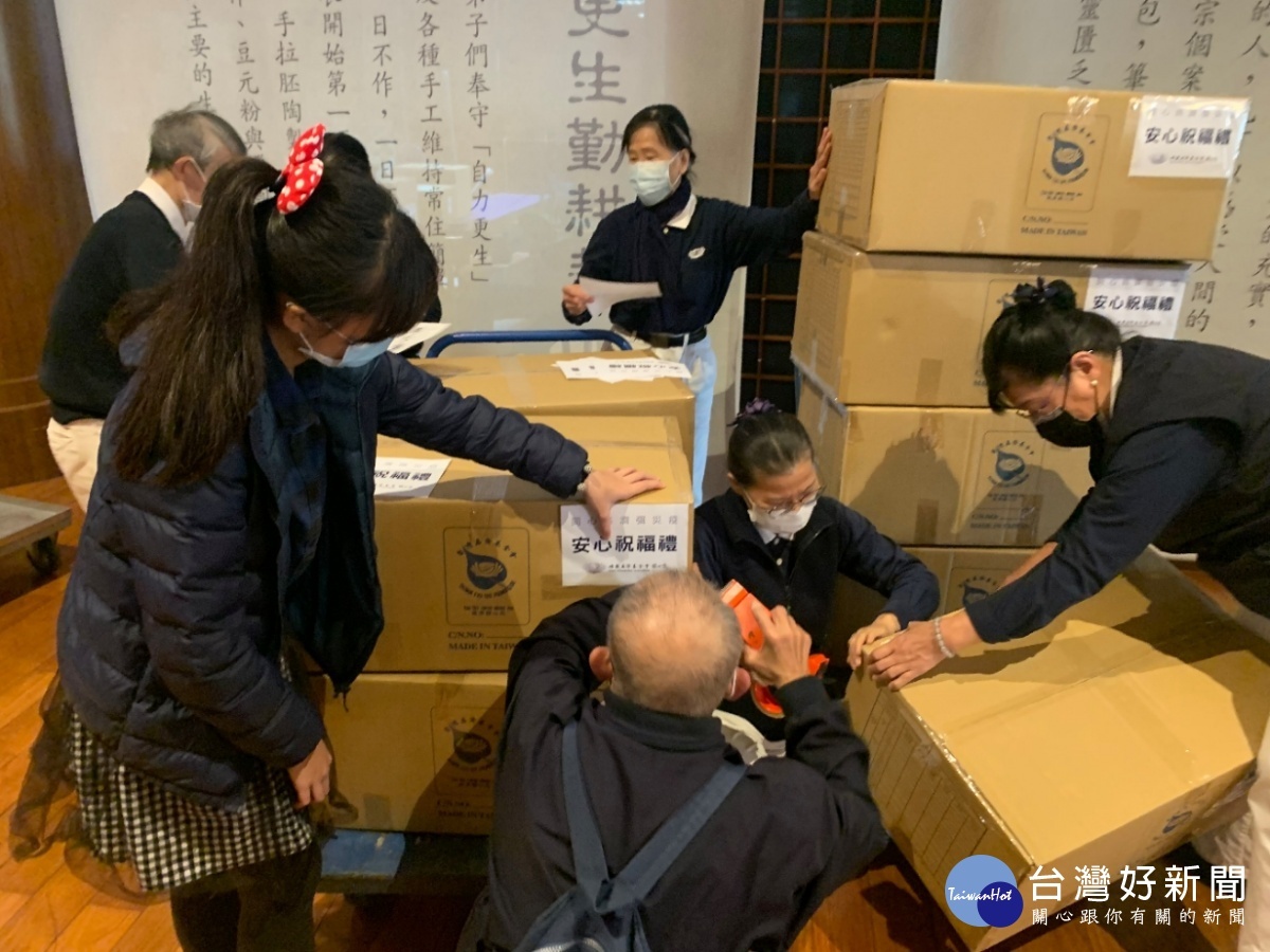 慈濟贈送物資 桃警獲防護面罩市府獲防護手套與祝福包