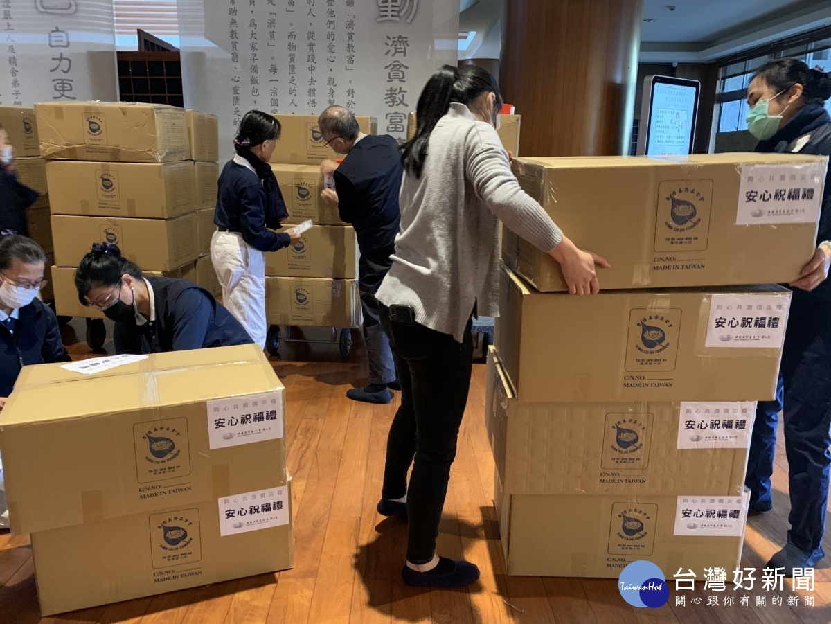 慈濟贈送物資 桃警獲防護面罩市府獲防護手套與祝福包