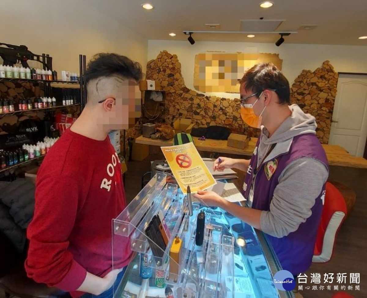 桃園市政府於自治條例施行首日,前往桃園市內26家電子煙專賣店、人潮出入眾多之公共場所進行稽查