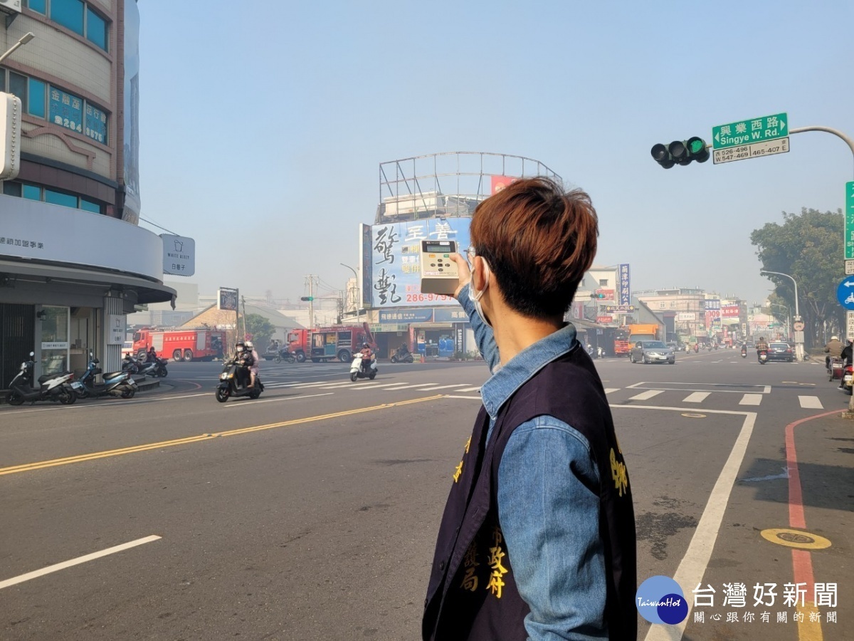 環保局以直讀式儀器監控火場周界空氣品質／陳致愷翻攝