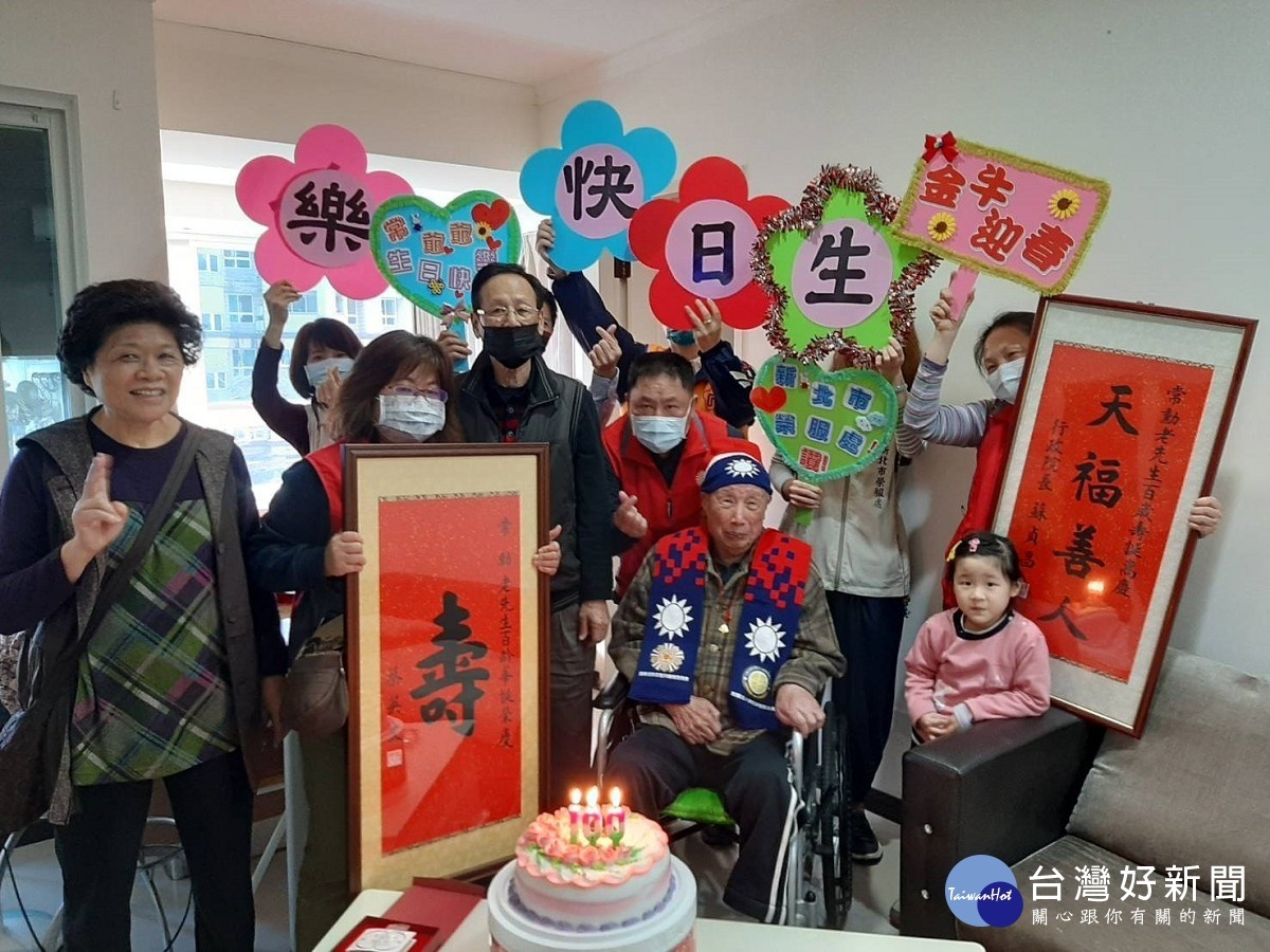 新北市榮服處游文勇副處長(右3)率同仁及榮欣志工為常爺爺(右2)慶賀百歲生日