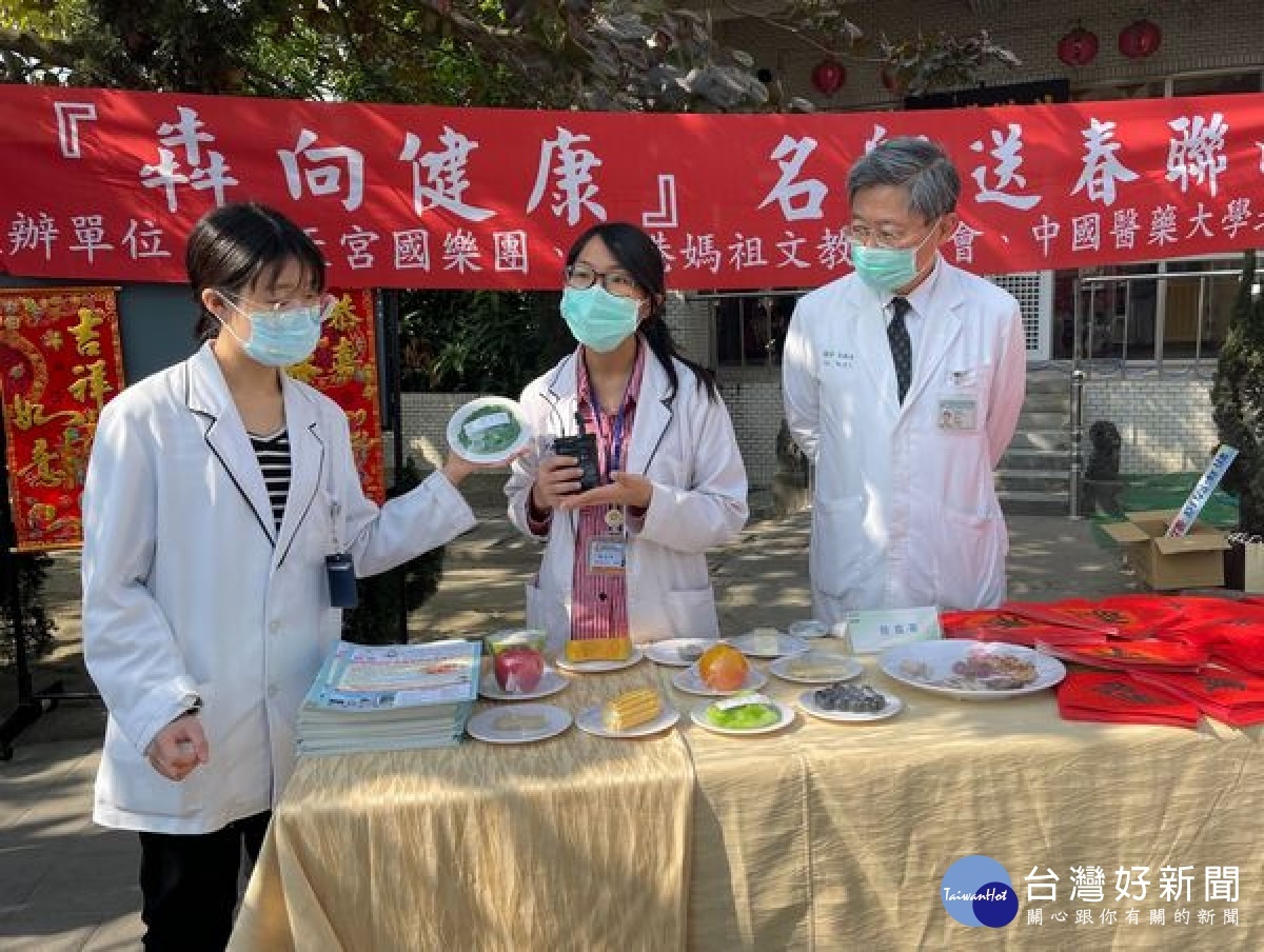 北港媽祖醫院院長吳錫金率醫護主管給鄉親拜年，贈送在地書法名家揮毫春聯，並提供養生茶配方及提醒年節飲食，增添過年歡樂喜氣。