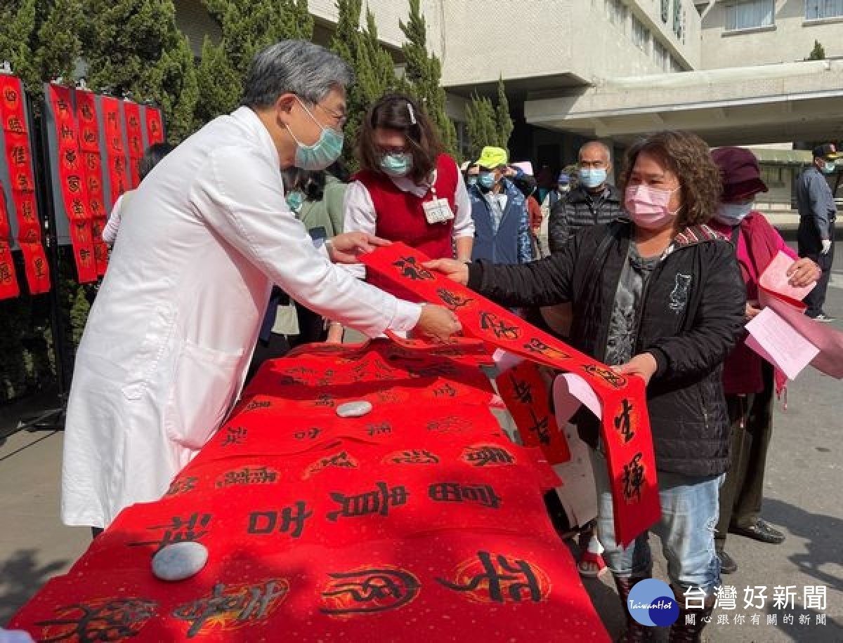 北港媽祖醫院院長吳錫金率醫護主管給鄉親拜年，贈送在地書法名家揮毫春聯，並提供養生茶配方及提醒年節飲食，增添過年歡樂喜氣。