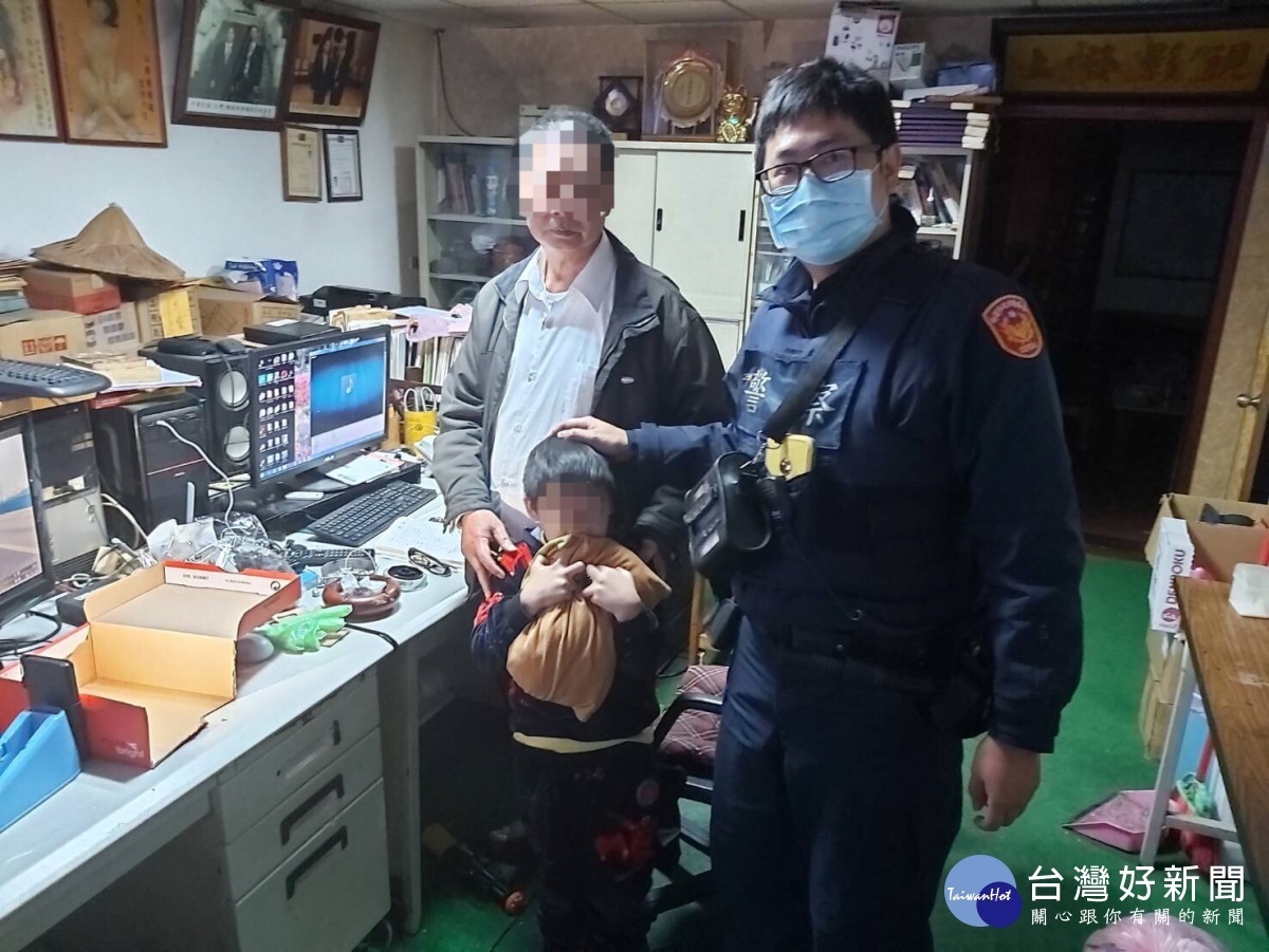 老翁離家五年,春節前夕警助爺孫團圓