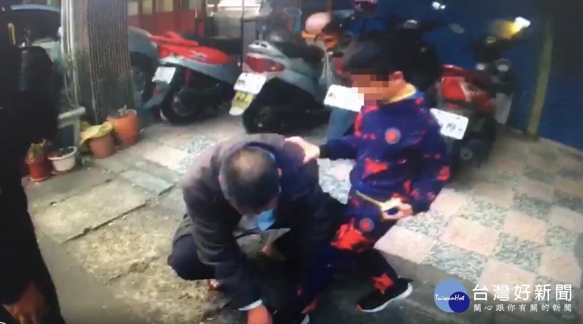 老翁離家五年,春節前夕警助爺孫團圓