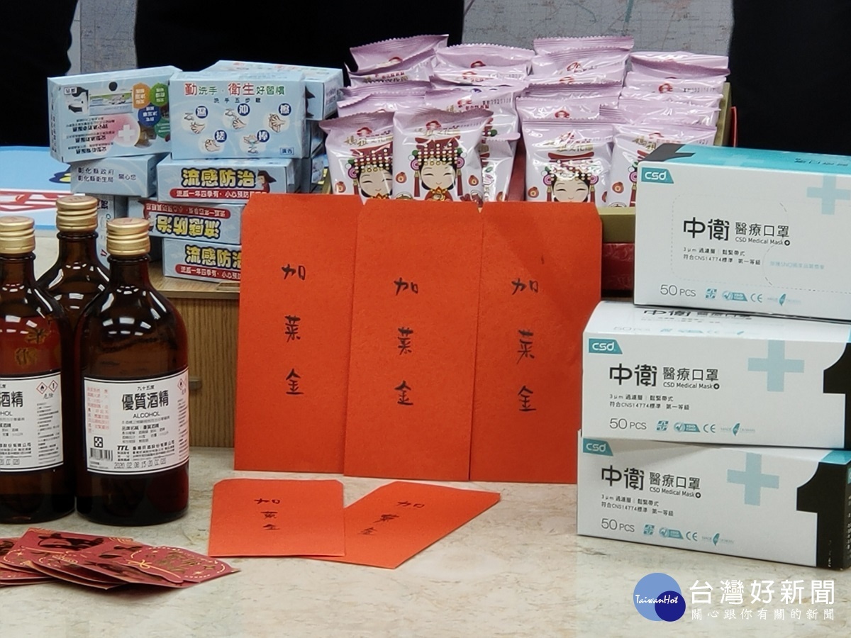 春節前夕，王惠美致贈加菜金與防疫物資予7家長照機構。圖／記者鄧富珍攝