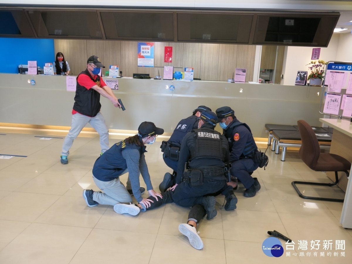 中壢警分局防搶演練啟動快打,勇擒持槍男搶匪