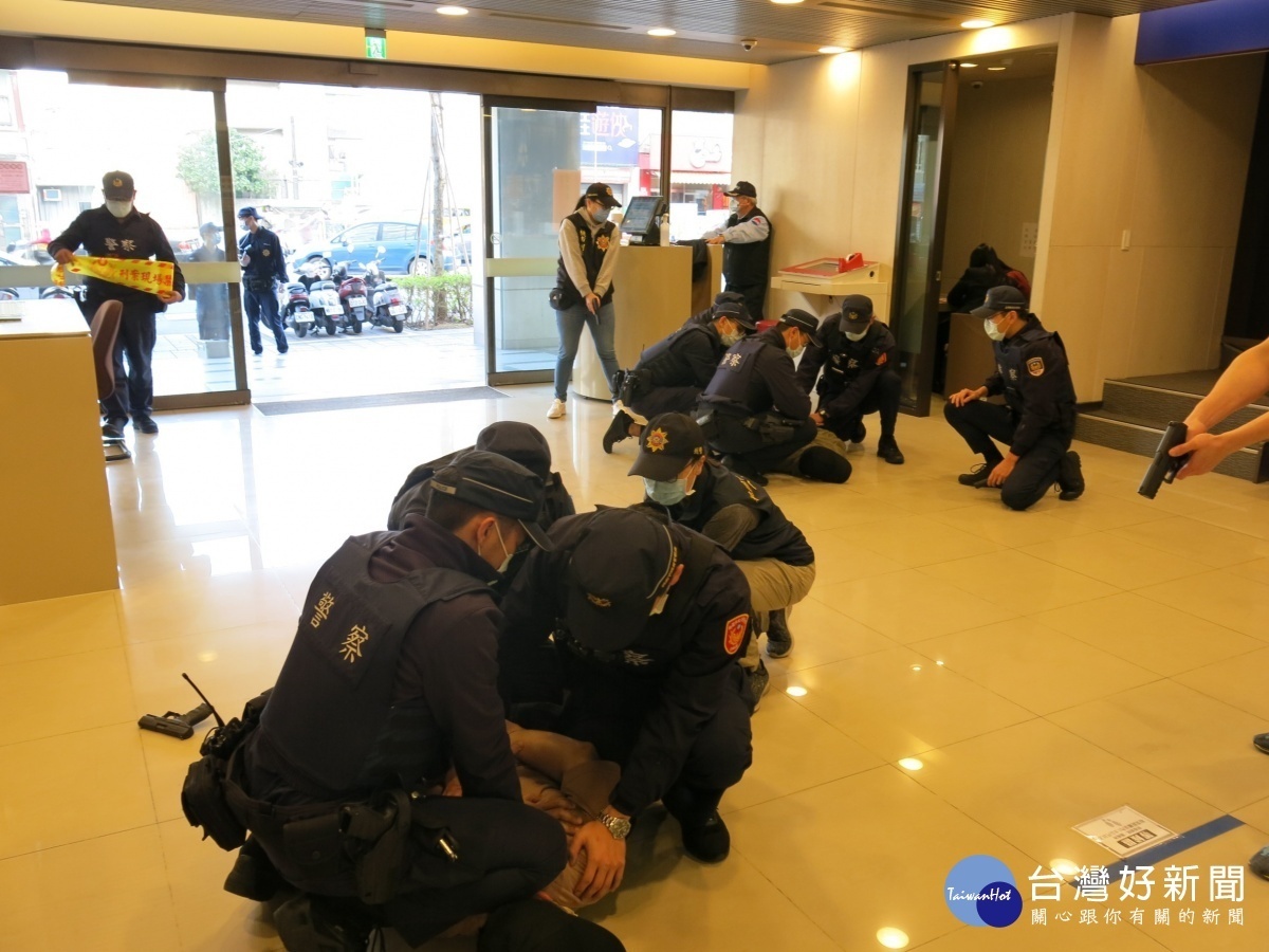 中壢警分局防搶演練啟動快打,勇擒持槍男搶匪