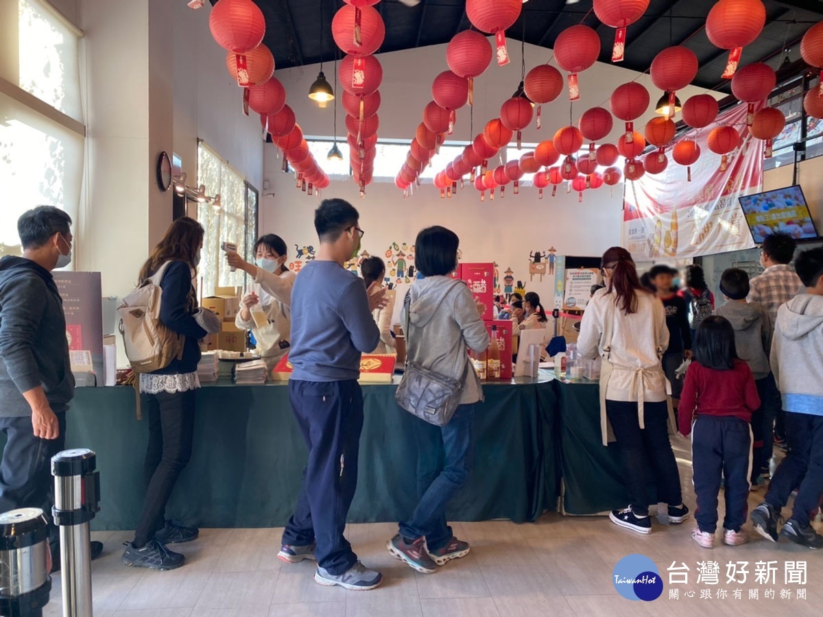 園區室內一樓天花板掛滿了燈籠,充滿濃厚過年氛圍,每位客人都能享用一杯熱茶及一整顆鳳梨酥。